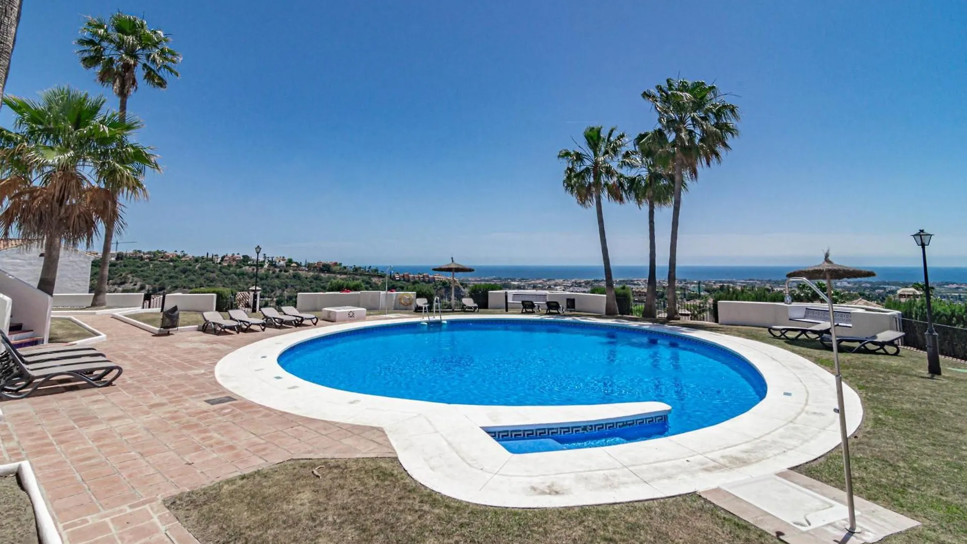 Lag - Spacious 3Br Townhouse With Private Jacuzzi Marbella 0*,  Spagna