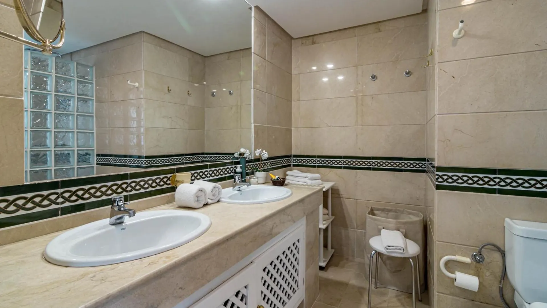 Lag - Spacious 3Br Townhouse With Private Jacuzzi Marbella 0*,  Spagna