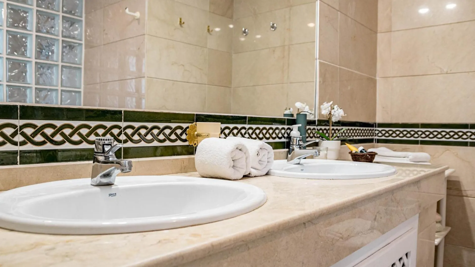 Holiday home Lag - Spacious 3Br Townhouse With Private Jacuzzi Marbella
